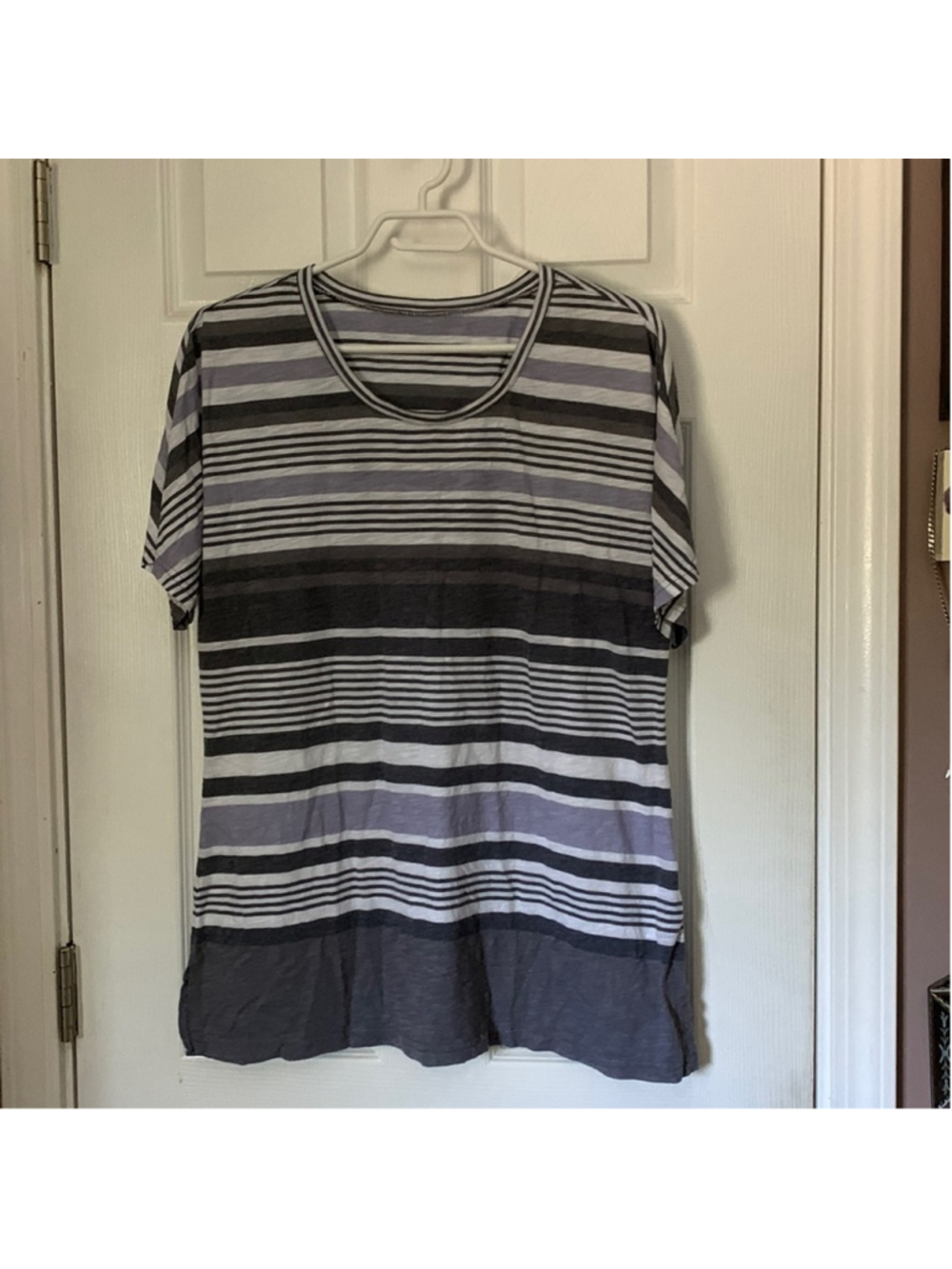 🔒 10 items for $20 - Womens large horizontal Striped t-shirt large grey white